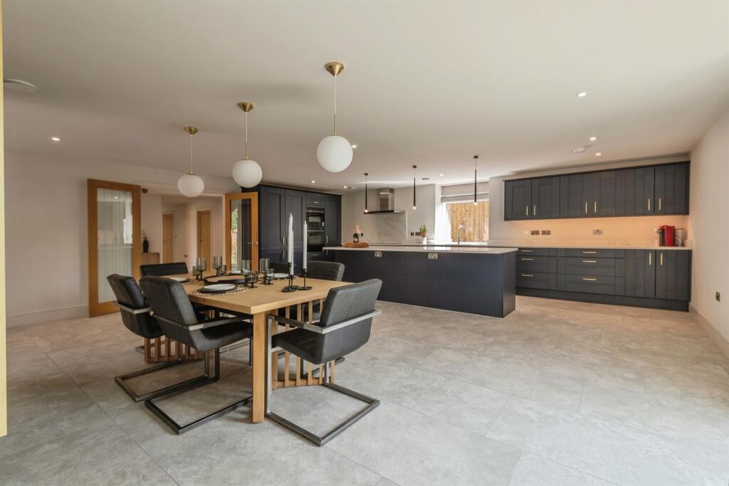 Plot 2: kitchen & dining